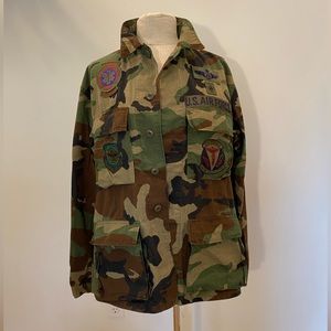 US Air Force Camouflage Mens Jacket w Patches / Woodland Camo / Size Medium